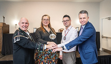  De gauche à droite : Pierre Picard, grand chef de la Nation wendat, Mandy Gull-Masty, dans son ancien rôle de grande cheffe d'Eeyou Istchee*, Fred Vicaire, président-directeur général de la Mi'gmawei Mawiomi Business Corporation et James Wolfe, vice-président, Asset Management