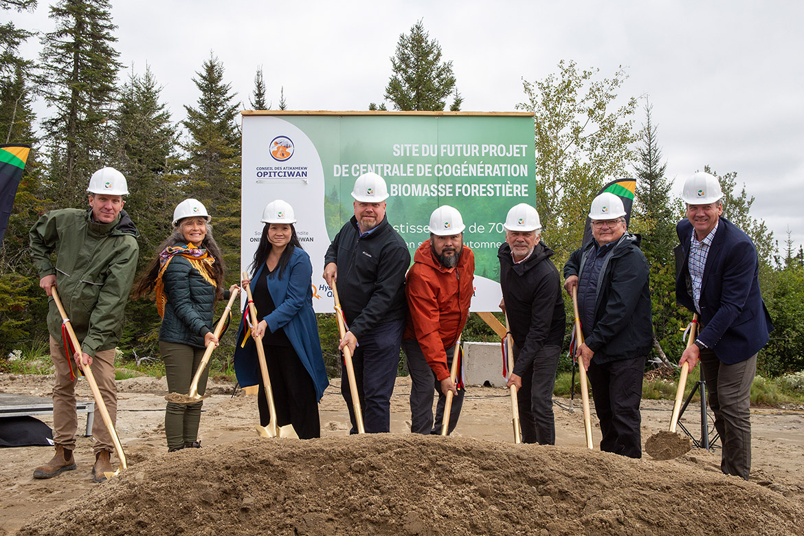 Photo de gauche à droite : Grégoire Lemay, Administrateur, Société en commandite Onimiskiw Opitciwan, Marie-Louise Tardif, Députée de Laviolette–Saint-Maurice, Coalition Avenir Québec, France Wong, Directrice principale du marketing, de l'expérience client et de la marque chez Hydro-Québec, Ian Lafrenière, Ministre responsable des Relations avec les Premières Nations et les Inuits, Gouvernement du Québec, Jean-Claude Mequish, Chef, Conseil des Atikamekw d'Opitciwan, Ghislain Picard, Chef de l'Assemblée des Premières Nations Québec-Labrador, Denis Clary, Président, Société en commandite Onimiskiw Opitciwan et Paul Michaud, CPA, Directeur des finances et de l'administration, Société en commandite Onimiskiw Opitciwan.