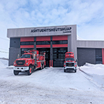 Devant de la nouvelle caserne de pompiers de la Première Nation des Pekuakamiulnuatsh nommée Ashtuehitsheutshuap.