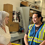 Tyrone Starr se tient debout dans l'usine de traitement de l'eau de la Star Blanket Cree Nation.