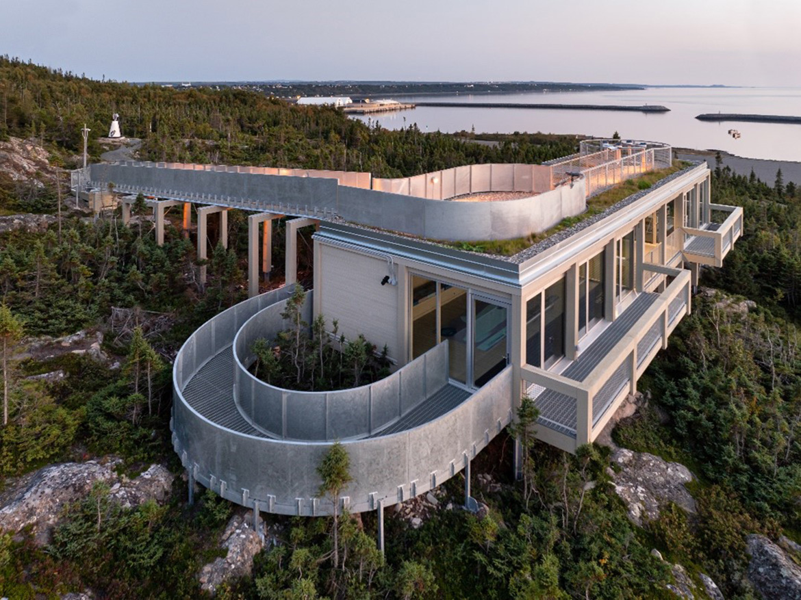 Le bâtiment dédié à l'observation des mammifères marins s'intègre au paysage, offrant une vue privilégiée sur le fleuve Saint-Laurent.