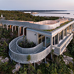 Le bâtiment dédié à l'observation des mammifères marins s'intègre au paysage, offrant une vue privilégiée sur le fleuve Saint-Laurent.