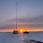Une station météo au coucher de soleil.