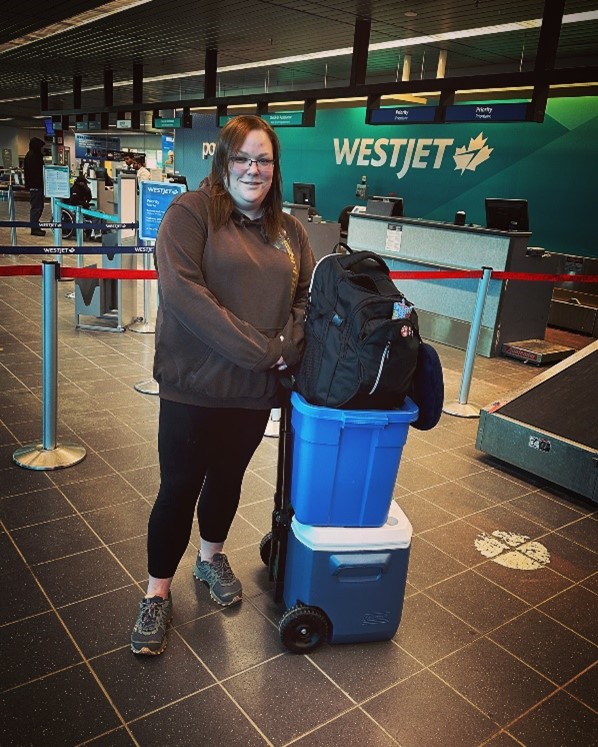 Melissa Turk-Fayle à bord d'un avion pour son voyage en tant qu'infirmière.
